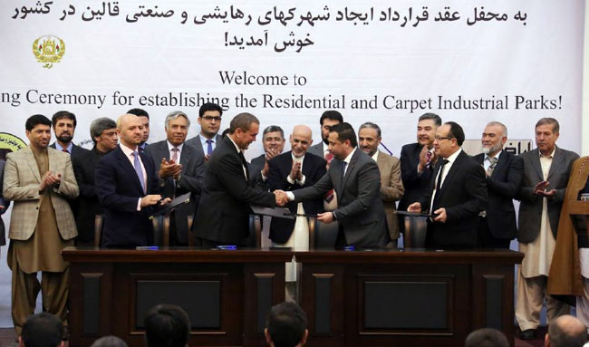 افغانستان سه شهرک صنعتی و مسکونی برای قالین بافان می‌سازد